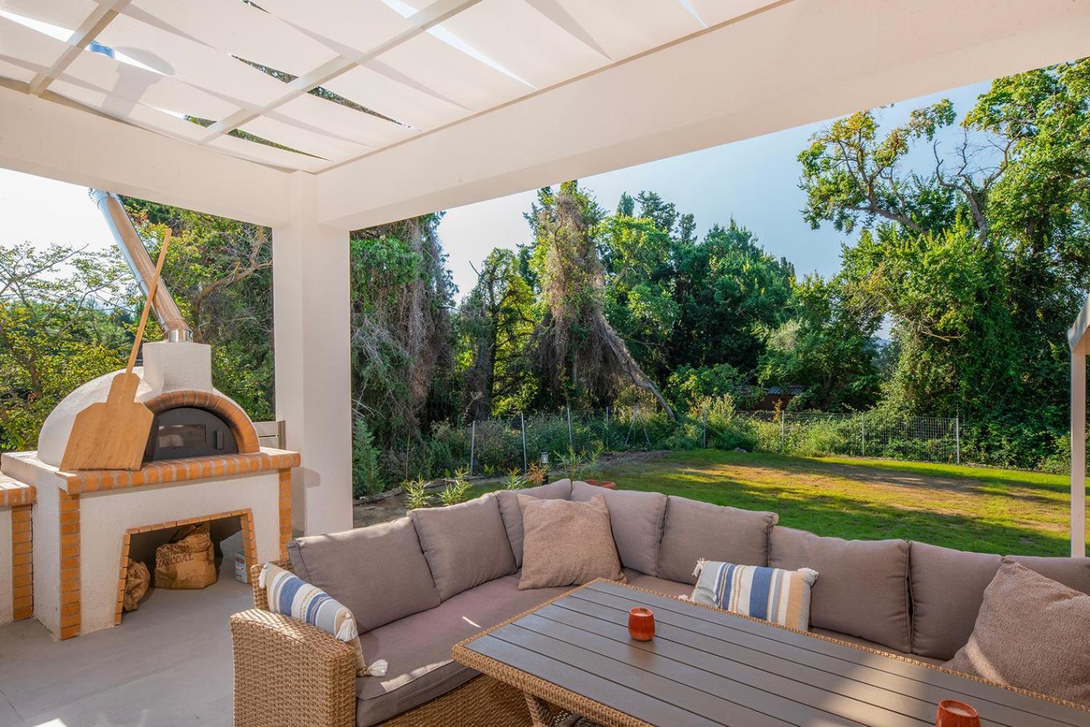 Villa Ami, Roda, Corfu: 10 Guests, Heated Pool, Private Mini Golf, Pool Table & More!! Екстер'єр фото